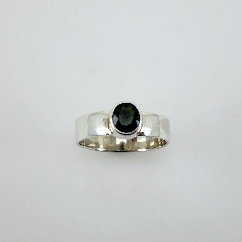 Anillo de Turmalina Verde en Plata 950 T16 con engaste perimetral que resalta el color de la piedra natural. - Anillos