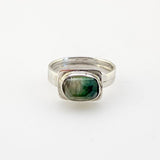 Anillo de Turmalina Verde en Plata 925 Talla 14 con facetado irregular y engaste en caja rústico sobre fondo neutro - Anillos