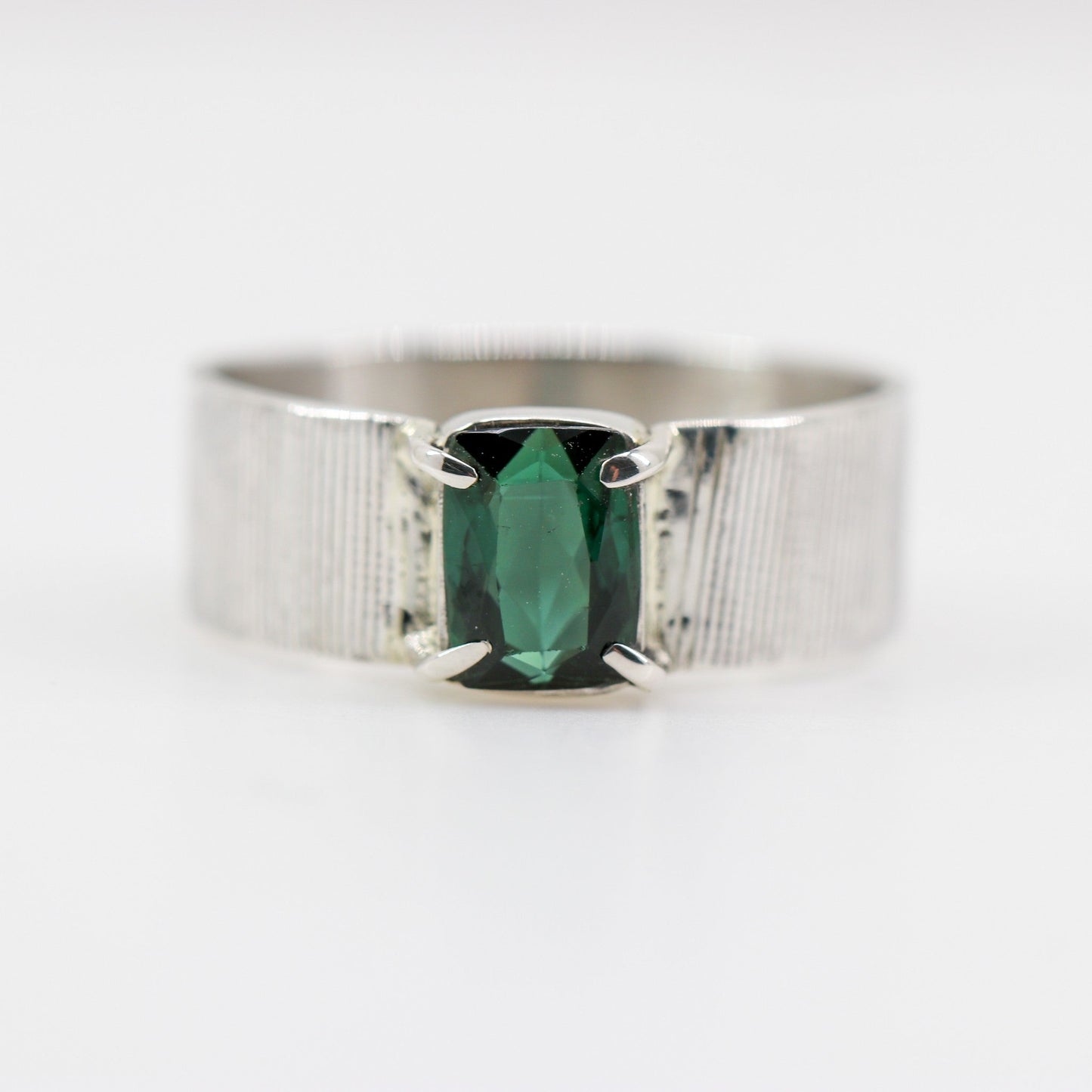 Anillo Turmalina Verde Texturado Plata exhibiendo su gema de calidad A+ y aro trabajado sobre fondo neutro - Anillos