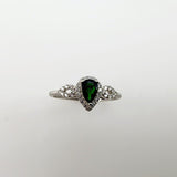 Anillo Turmalina Verde Gota Plata 925 con diseño rodeado de cubic zirconia sobre fondo neutro - Anillos