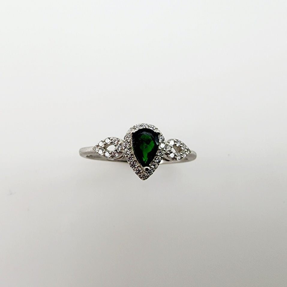 Anillo Turmalina Verde Gota Plata 925 con diseño rodeado de cubic zirconia sobre fondo neutro - Anillos