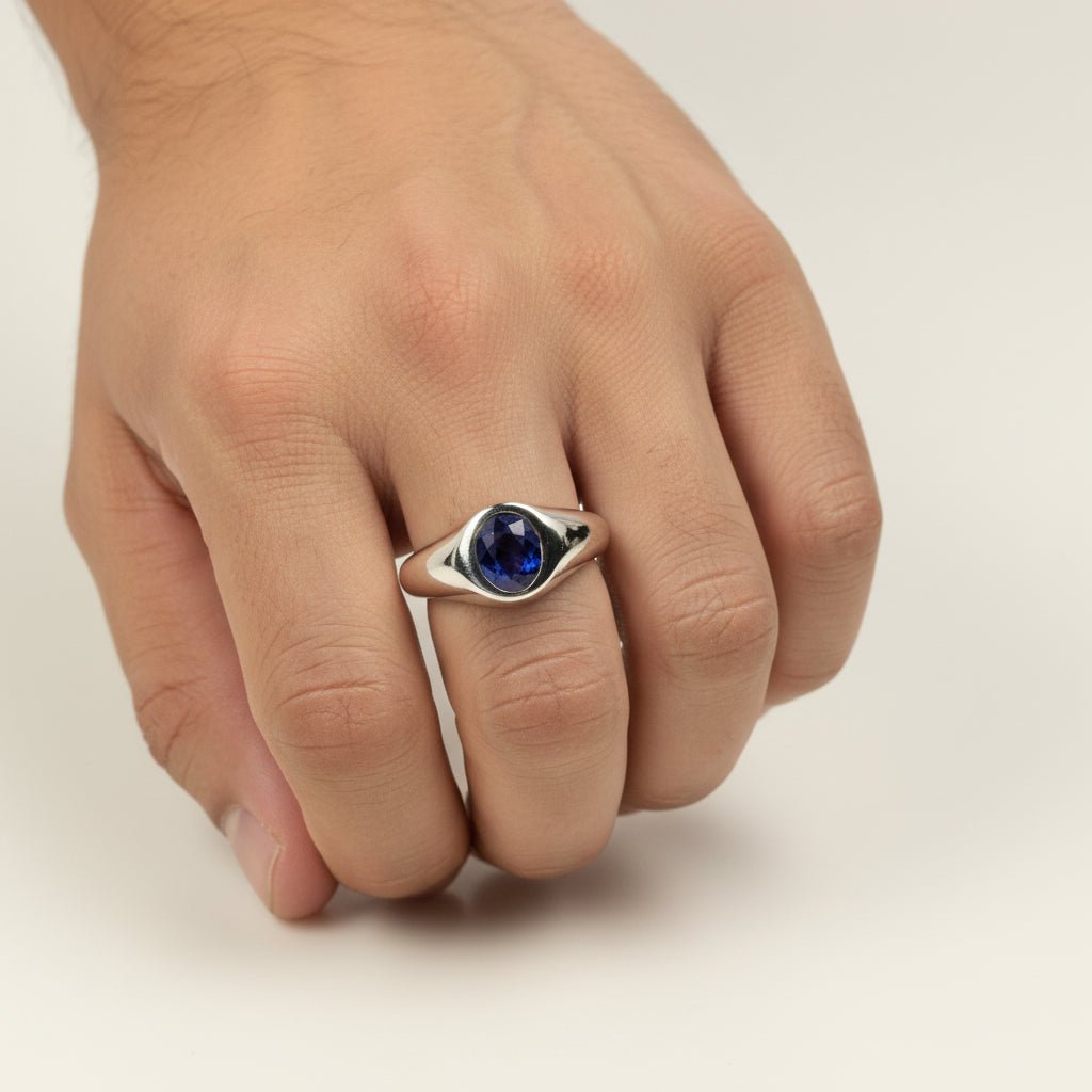 Anillo de Zafiro Azul Oval 7x5mm en Plata 950 con cierre en bisel — Anillos