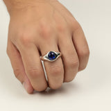 Anillo de Zafiro Azul Oval 7x5mm en Plata 950 con cierre en bisel — Anillos