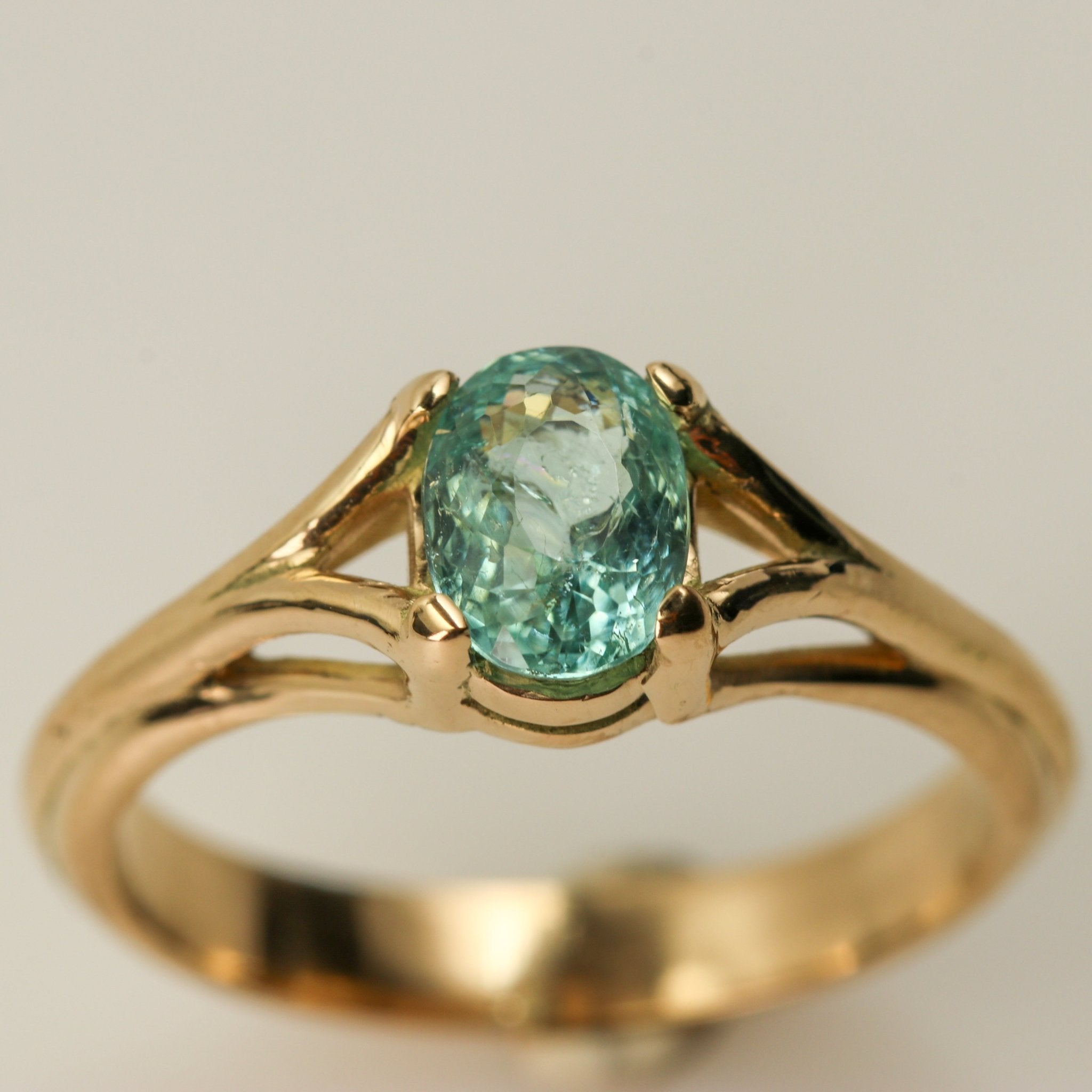 Anillo elaborado en oro 18 K con Turmalina Paraiba certificada - Anillos
