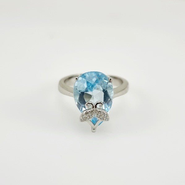 Anillo topacio azul y cubic zirconia. - Anillos
