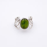 Anillo de Turmalina Verde Talla 21 en Plata 950 con diseño rústico y piedra natural cabujón sobre fondo neutro - Anillos