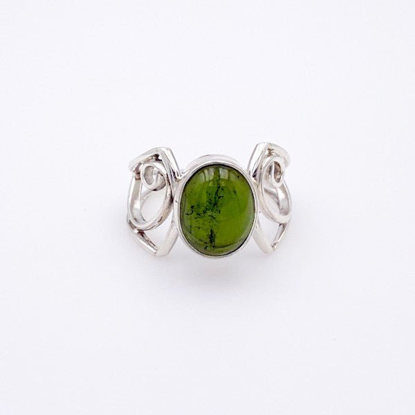 Anillo de Turmalina Verde Talla 21 en Plata 950 con diseño rústico y piedra natural cabujón sobre fondo neutro - Anillos