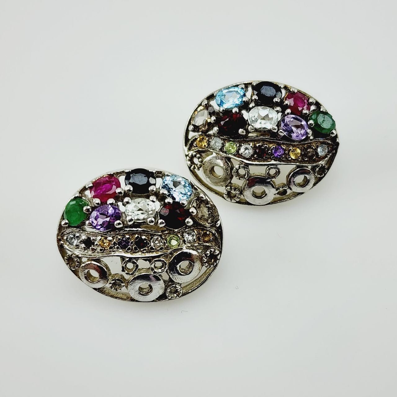 Aros multigema con piedras naturales (Granate, Amatista, Rubí, Esmeralda, Zafiro y Topacios) en Plata 925 rodinada. - Aros