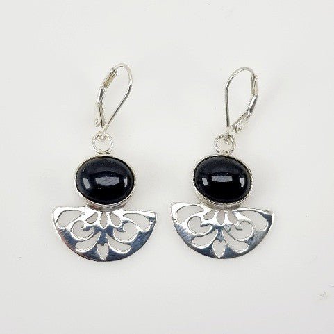 Aros de Ónix en Plata 925 con diseño de mandala y cabujón pulido sobre fondo neutro. - Aros