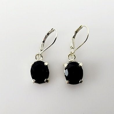 Aros de Ónix Oval en Plata 950 colgantes con gancho español y piedra natural negra facetada sobre fondo neutro - Aros