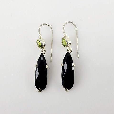 Aros de Ónix y Peridoto en Plata 950 con lágrima negra facetada y peridoto verde superior sobre fondo neutro. - Aros