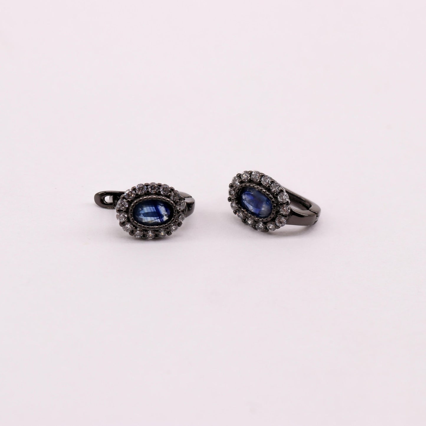 Aros de Zafiro azul y zircón natural en plata 925 ennegrecida - Aros