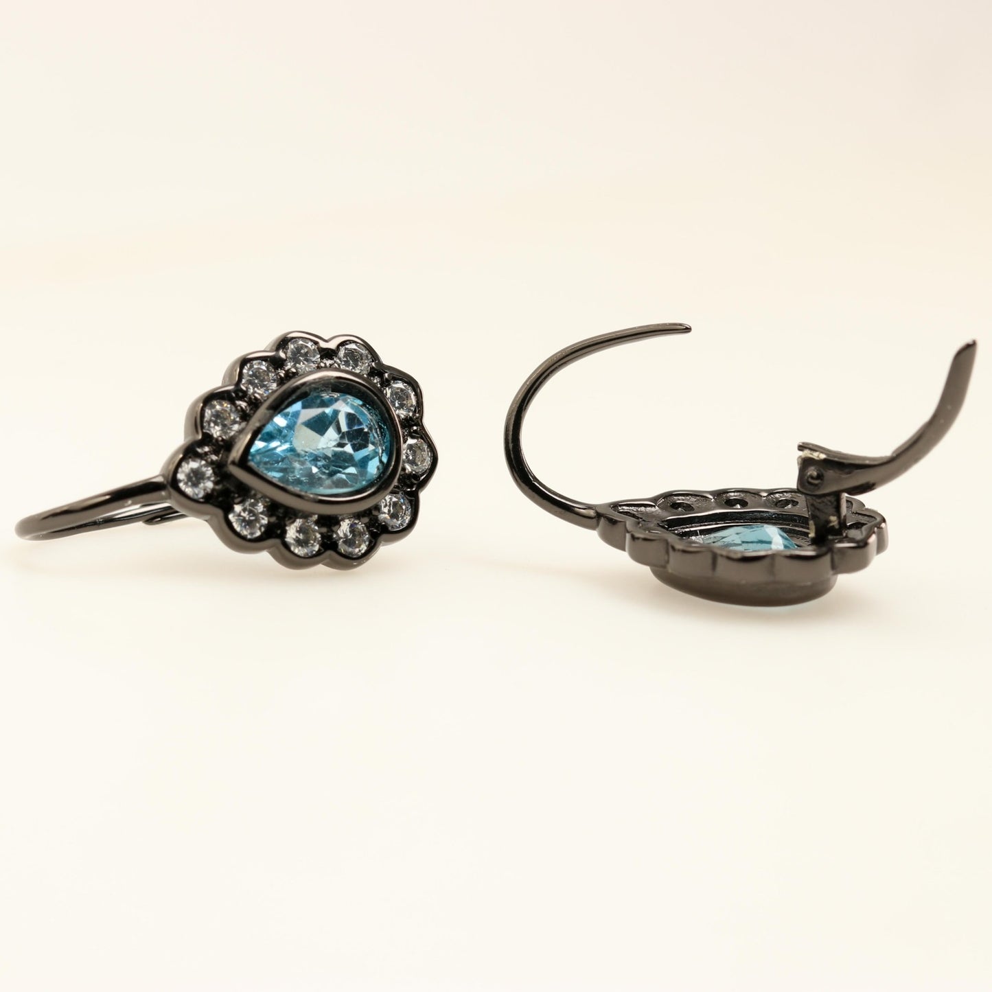 Aros de zircón azul y zircón blanco en plata ennegrecida - Aros