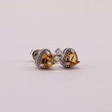 Aros de Zircón Natural en Plata 925 con gema amarilla en forma de corazón y contorno de cubic zirconia sobre plata rodinada
