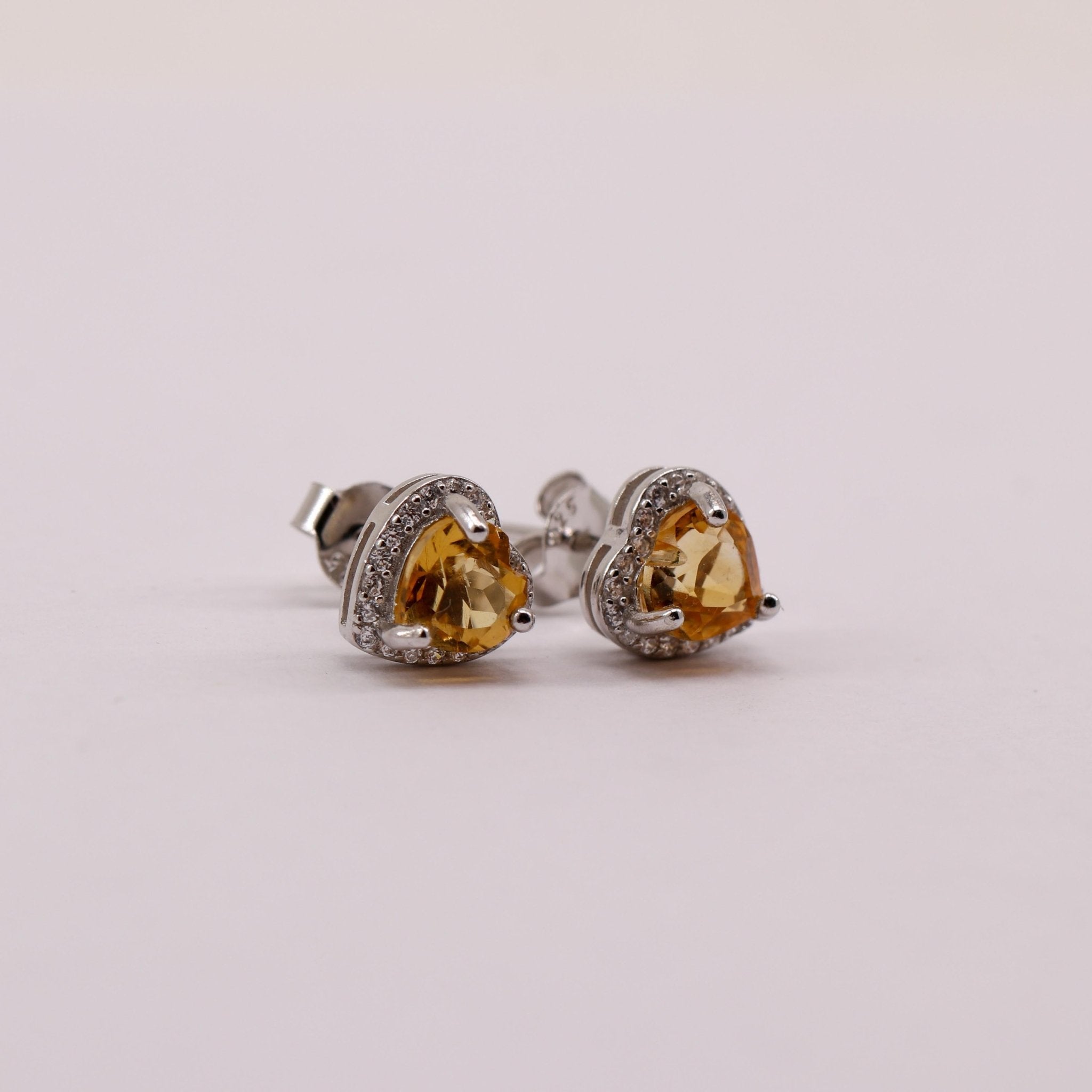 Aros de Zircón Natural en Plata 925 con gema amarilla en forma de corazón y contorno de cubic zirconia sobre plata rodinada
