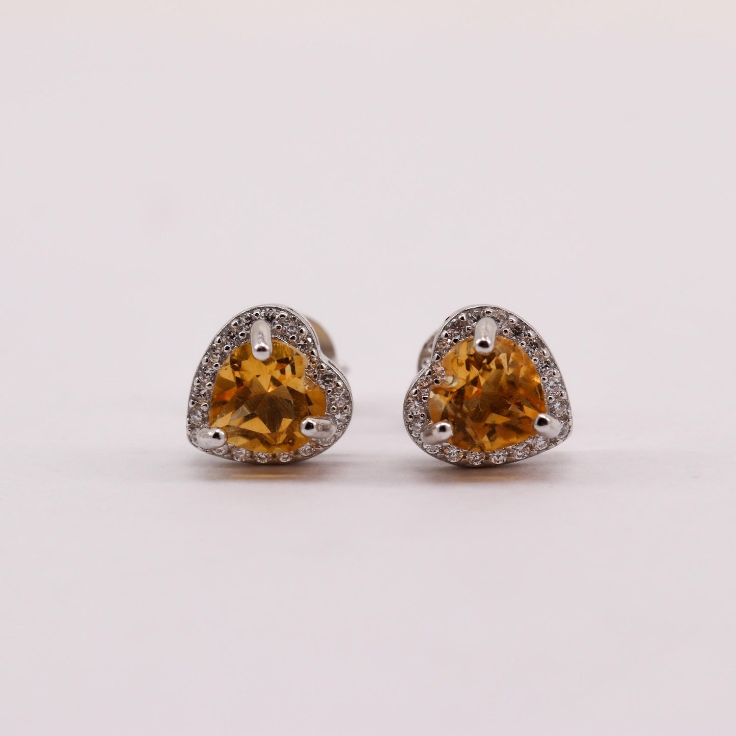 Aros de Zircón Natural en Plata 925 con gema amarilla en forma de corazón y contorno de cubic zirconia sobre plata rodinada