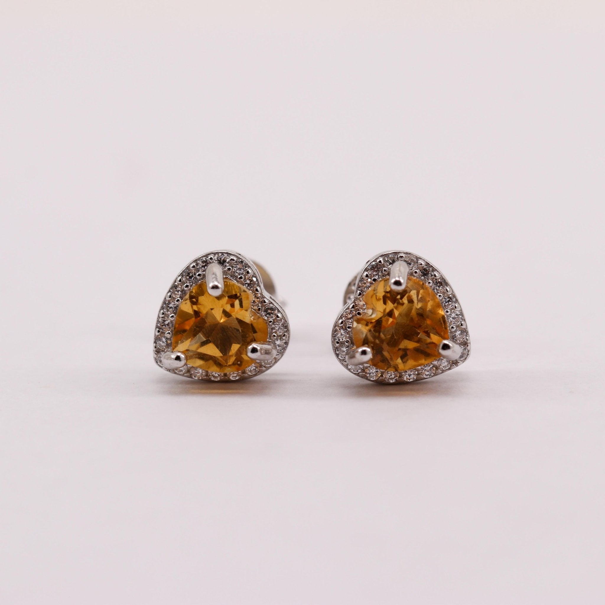 Aros de Zircón Natural en Plata 925 con gema amarilla en forma de corazón y contorno de cubic zirconia sobre plata rodinada
