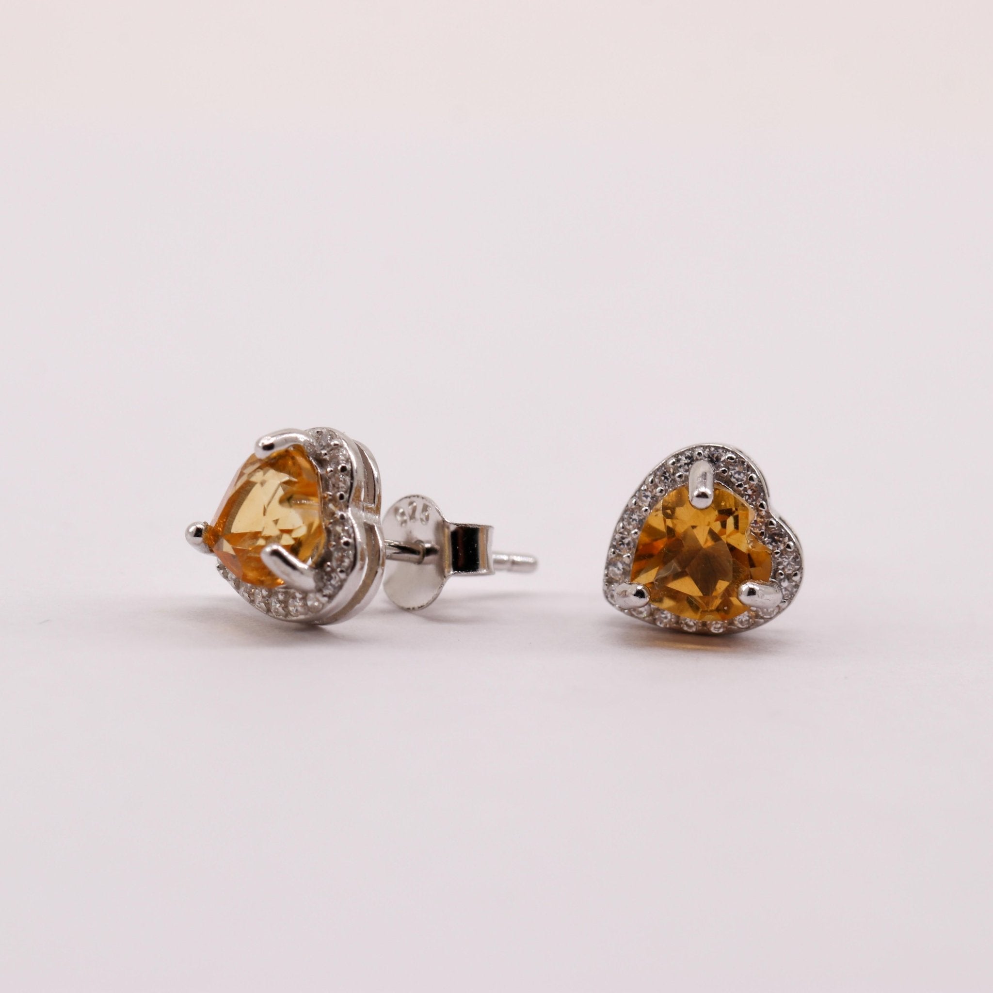 Aros de Zircón Natural en Plata 925 con gema amarilla en forma de corazón y contorno de cubic zirconia sobre plata rodinada