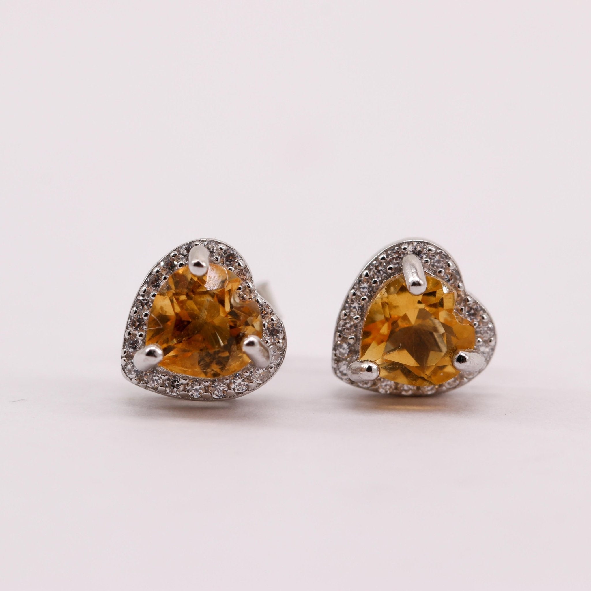 Aros de Zircón Natural en Plata 925 con gema amarilla en forma de corazón y contorno de cubic zirconia sobre plata rodinada
