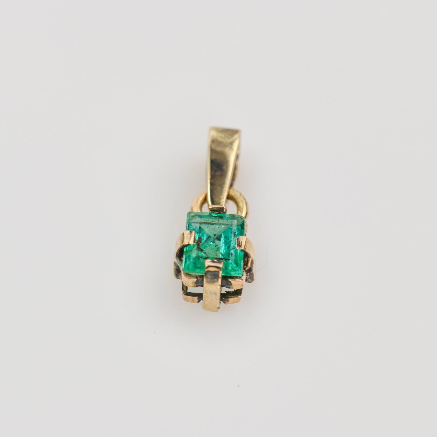 Dije de Esmeralda Facetada 5x4 mm en Oro 18k | Rocas & Cristales - Joyería de autor