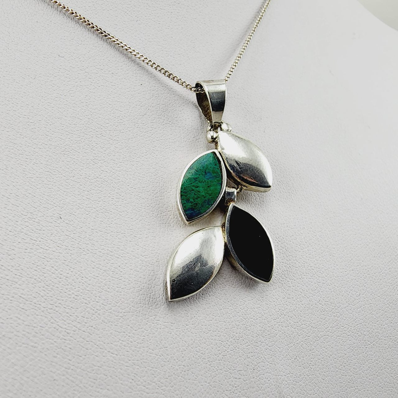 Dije de malaquita y onix con cadena 45 cm - Dijes