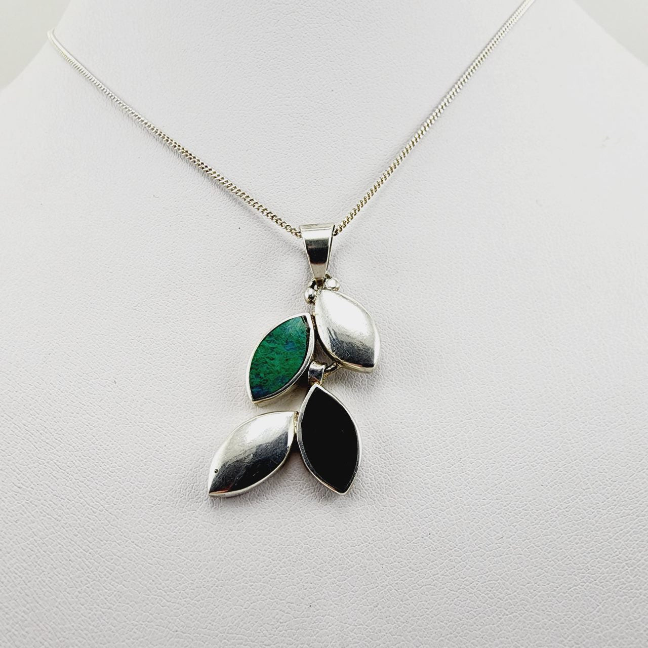 Dije de malaquita y onix con cadena 45 cm - Dijes