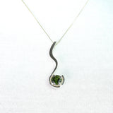 Dije de Moldavita Circular en Plata 950 con piedra natural facetada y cadena cola de rata sobre fondo neutro - Dijes