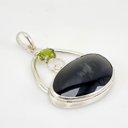 Dije de obsidiana negra y Peridoto - Dijes