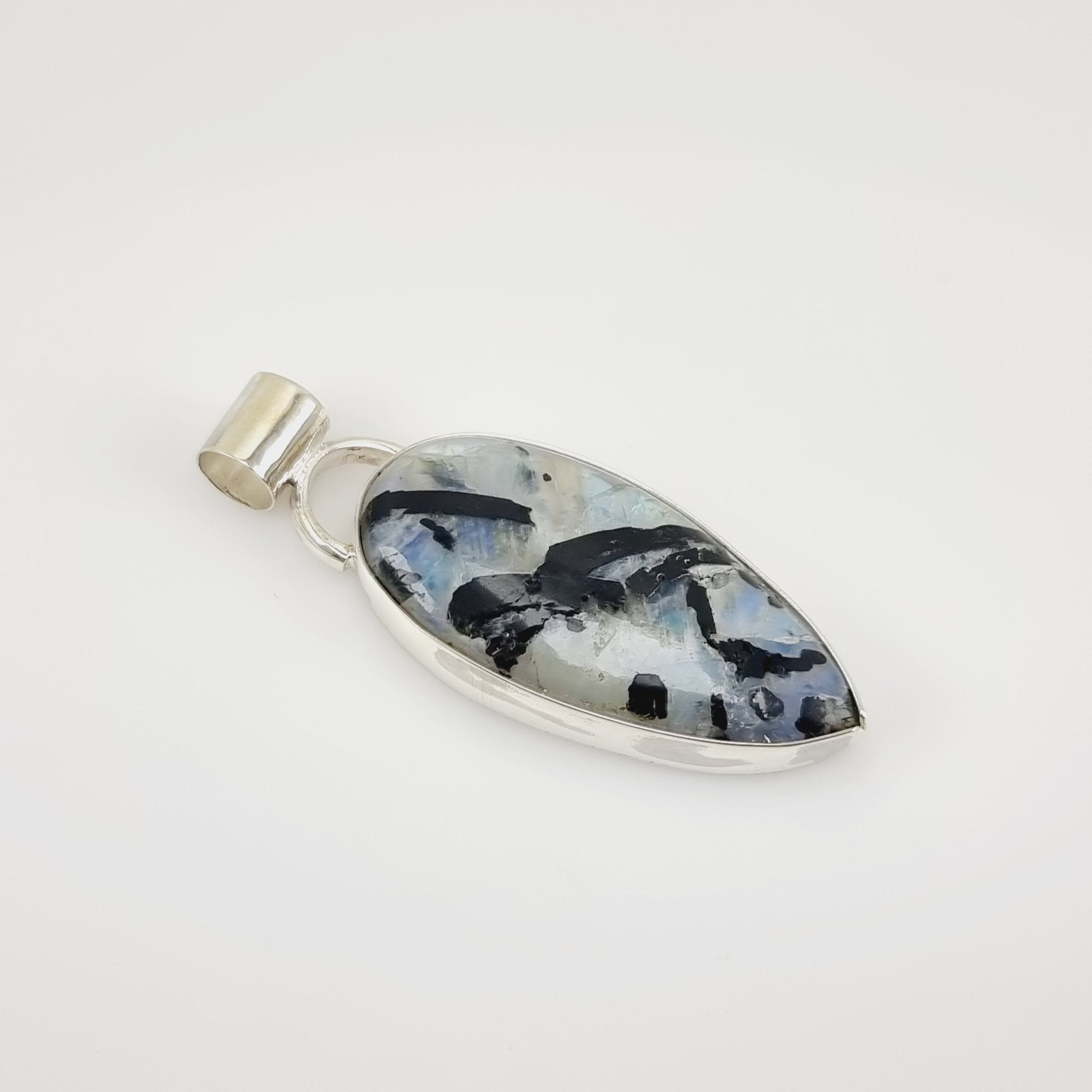 Dije de Piedra Luna con turmalina negra - Dijes