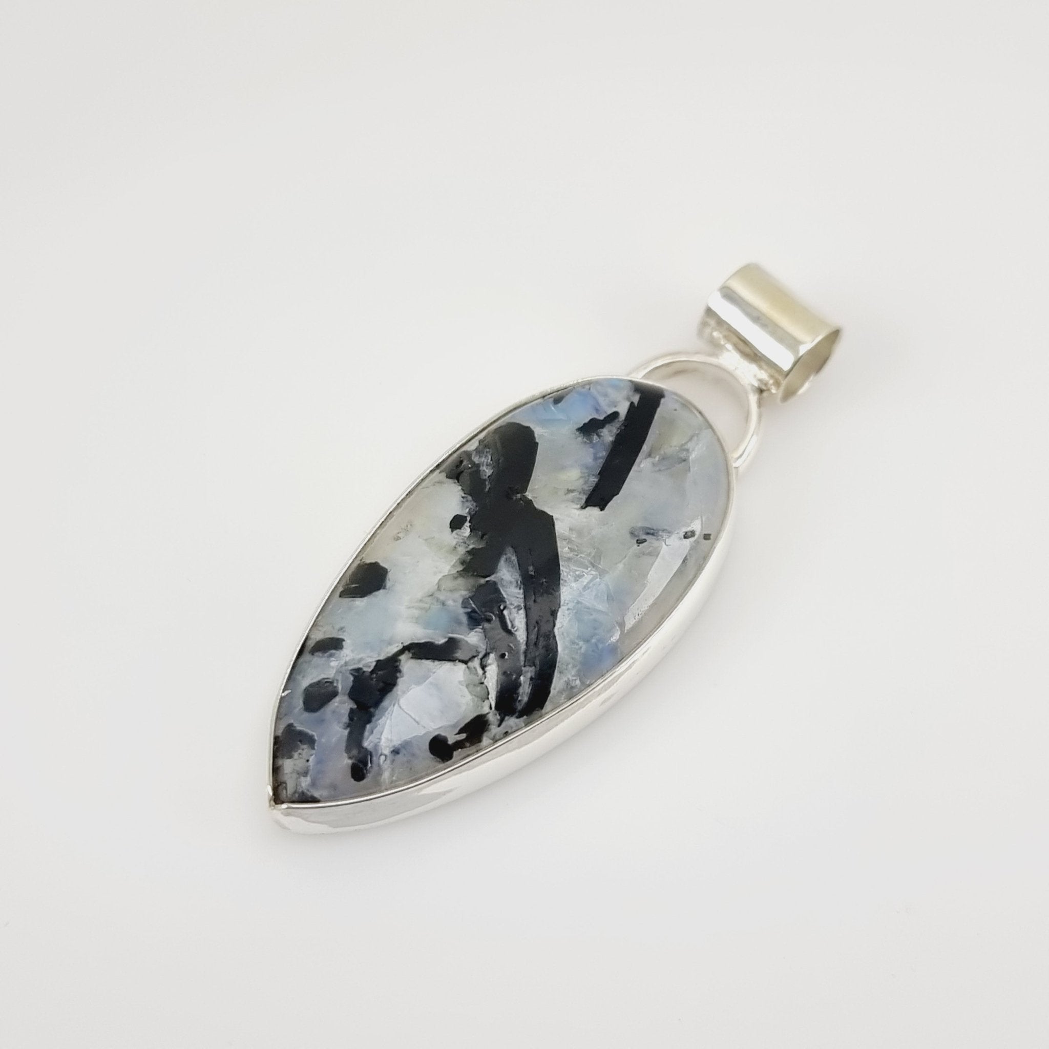 Dije de Piedra Luna con turmalina negra - Dijes