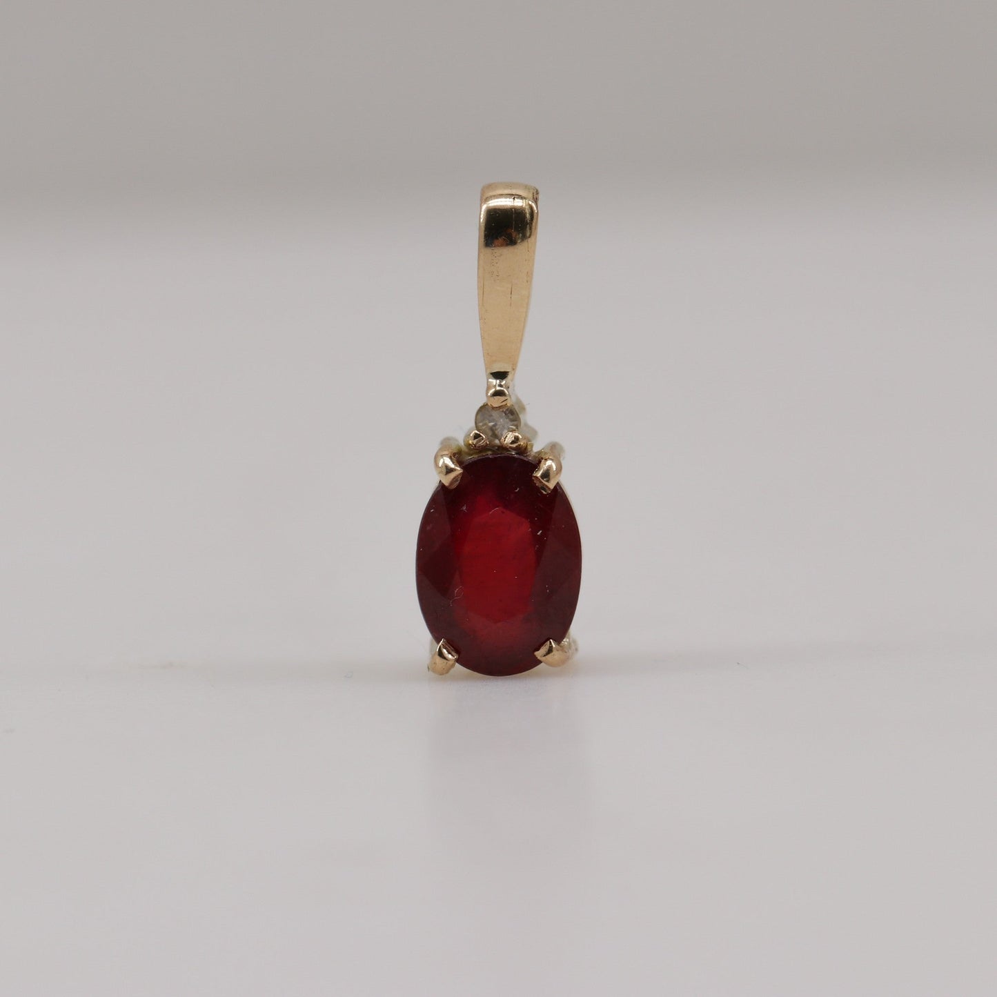 Dije de Rubí y diamante en oro 18k - Dijes