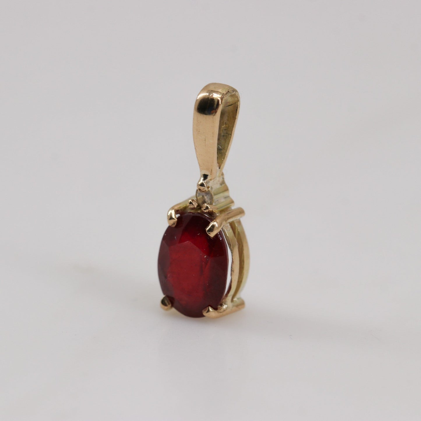 Dije de Rubí y diamante en oro 18k - Dijes