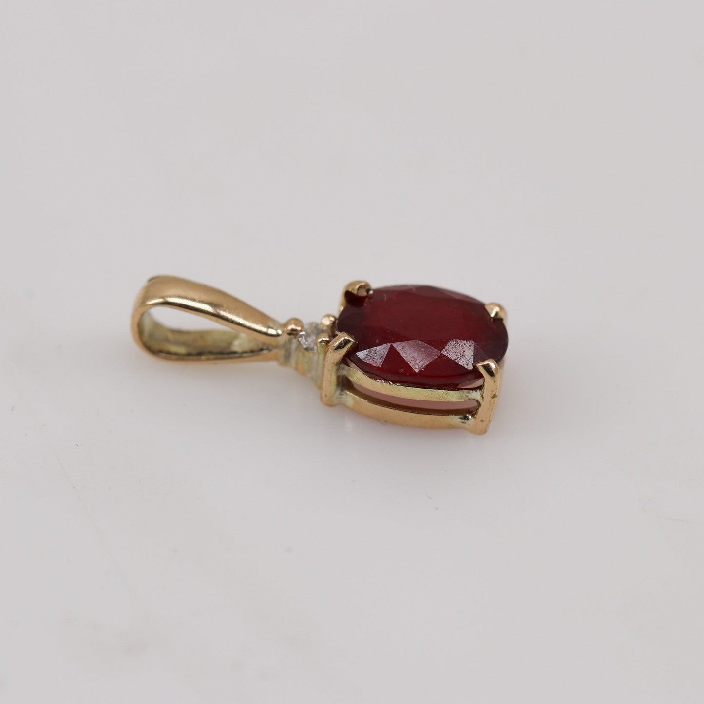 Dije de Rubí y diamante en oro 18k - Dijes