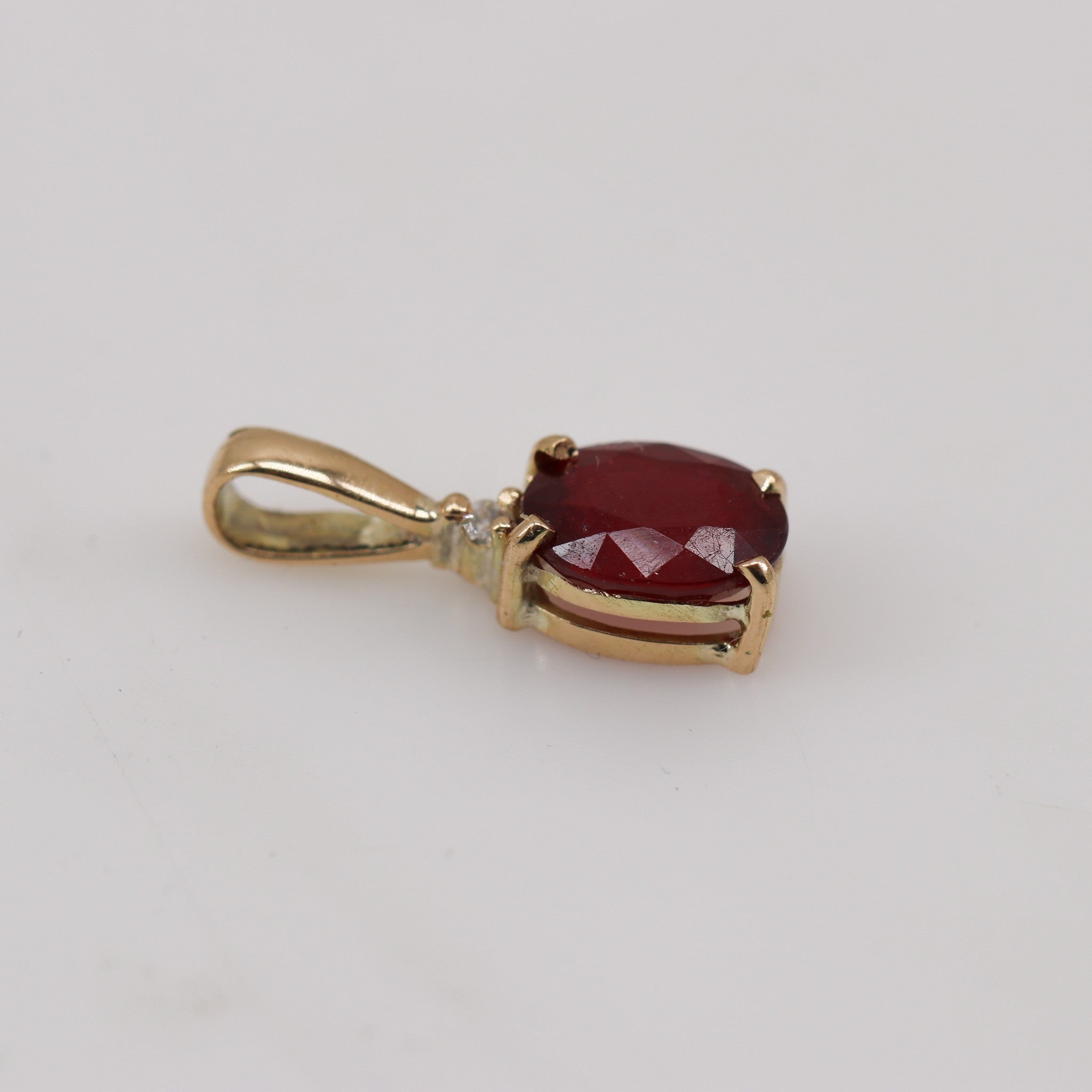 Dije de Rubí y diamante en oro 18k - Dijes
