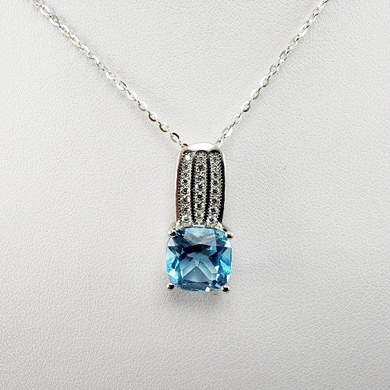 Dije de Topacio Azul y cubic zirconia con cadena 45 cm - Dijes