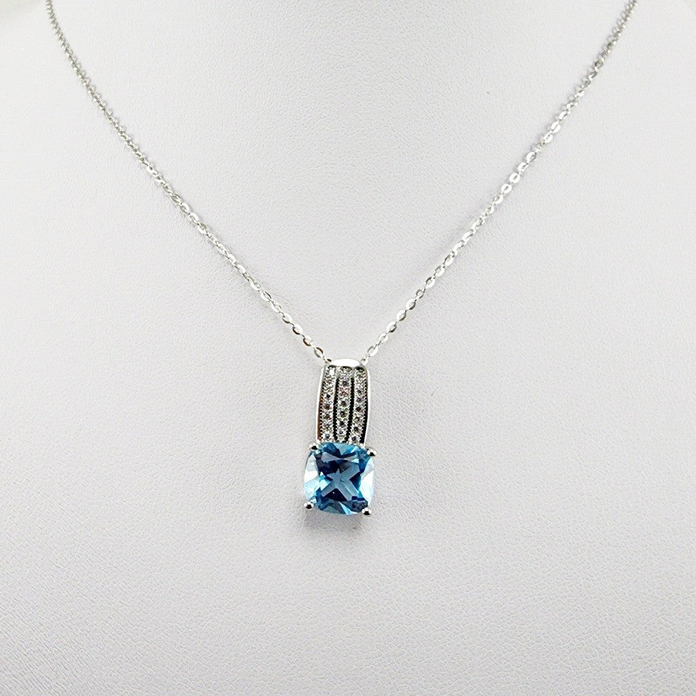 Dije de Topacio Azul y cubic zirconia con cadena 45 cm - Dijes