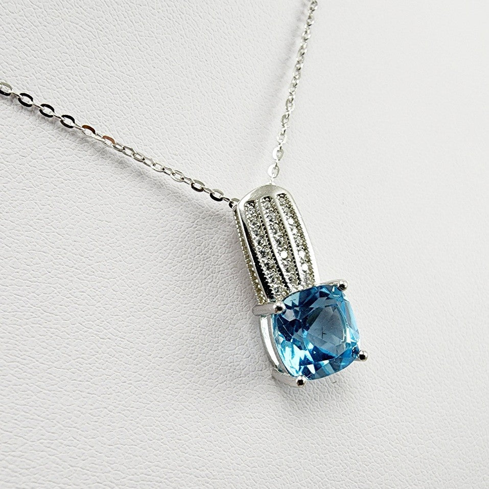 Dije de Topacio Azul y cubic zirconia con cadena 45 cm - Dijes