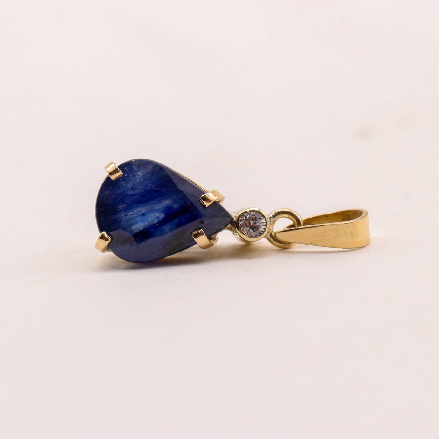 Dije de Zafiro y diamante en oro 18k - Dijes