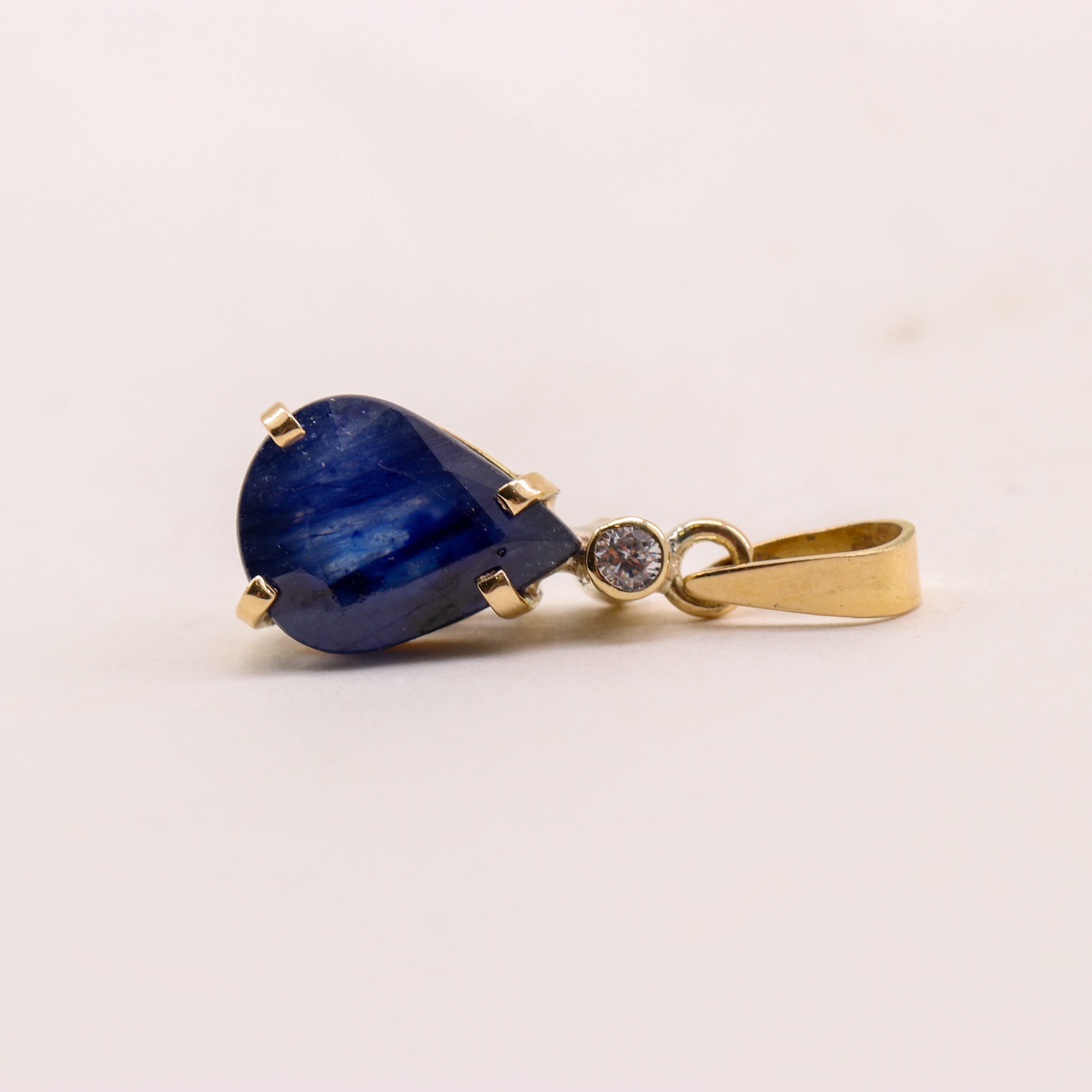 Dije de Zafiro y diamante en oro 18k - Dijes