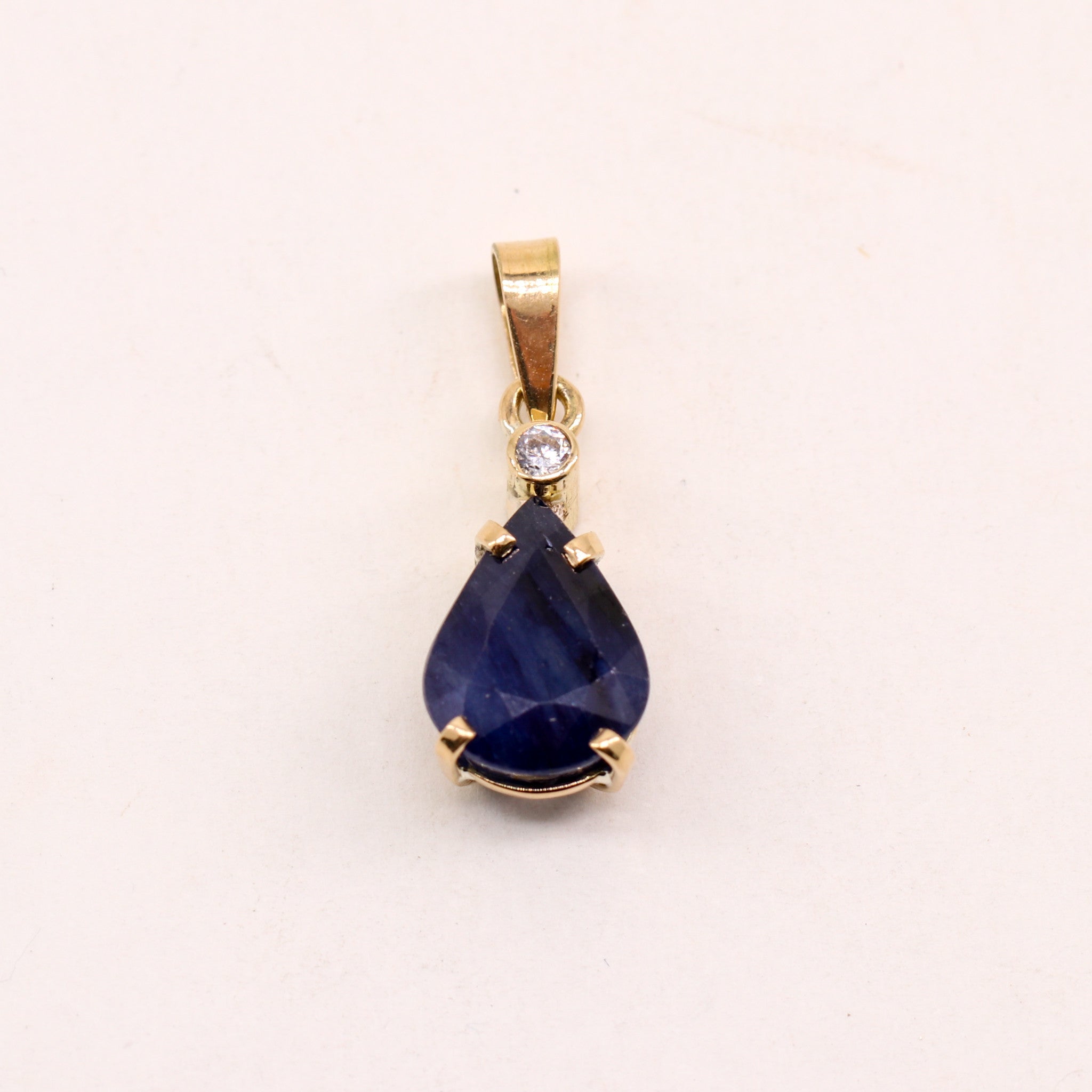 Dije de Zafiro y diamante en oro 18k - Dijes