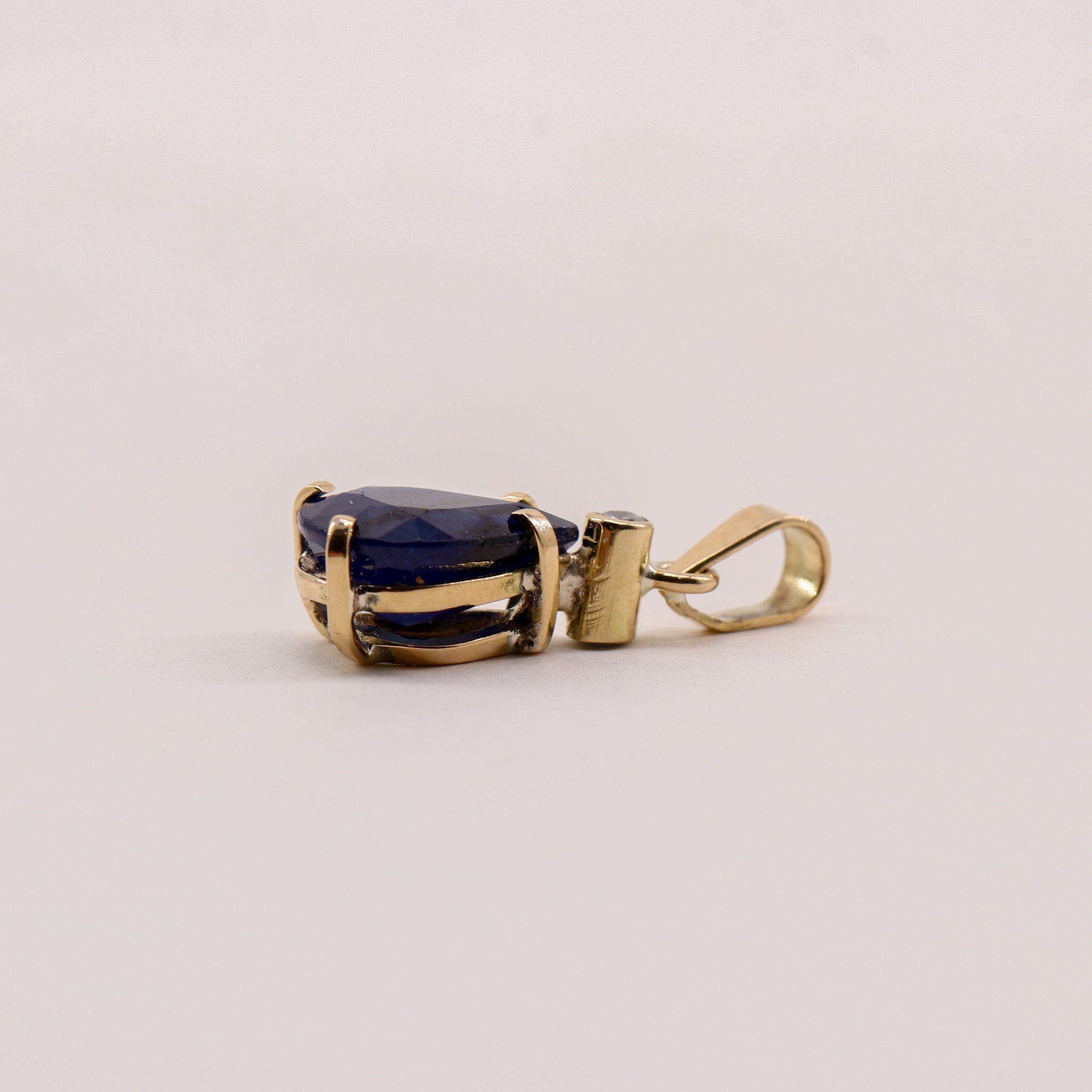 Dije de Zafiro y diamante en oro 18k - Dijes