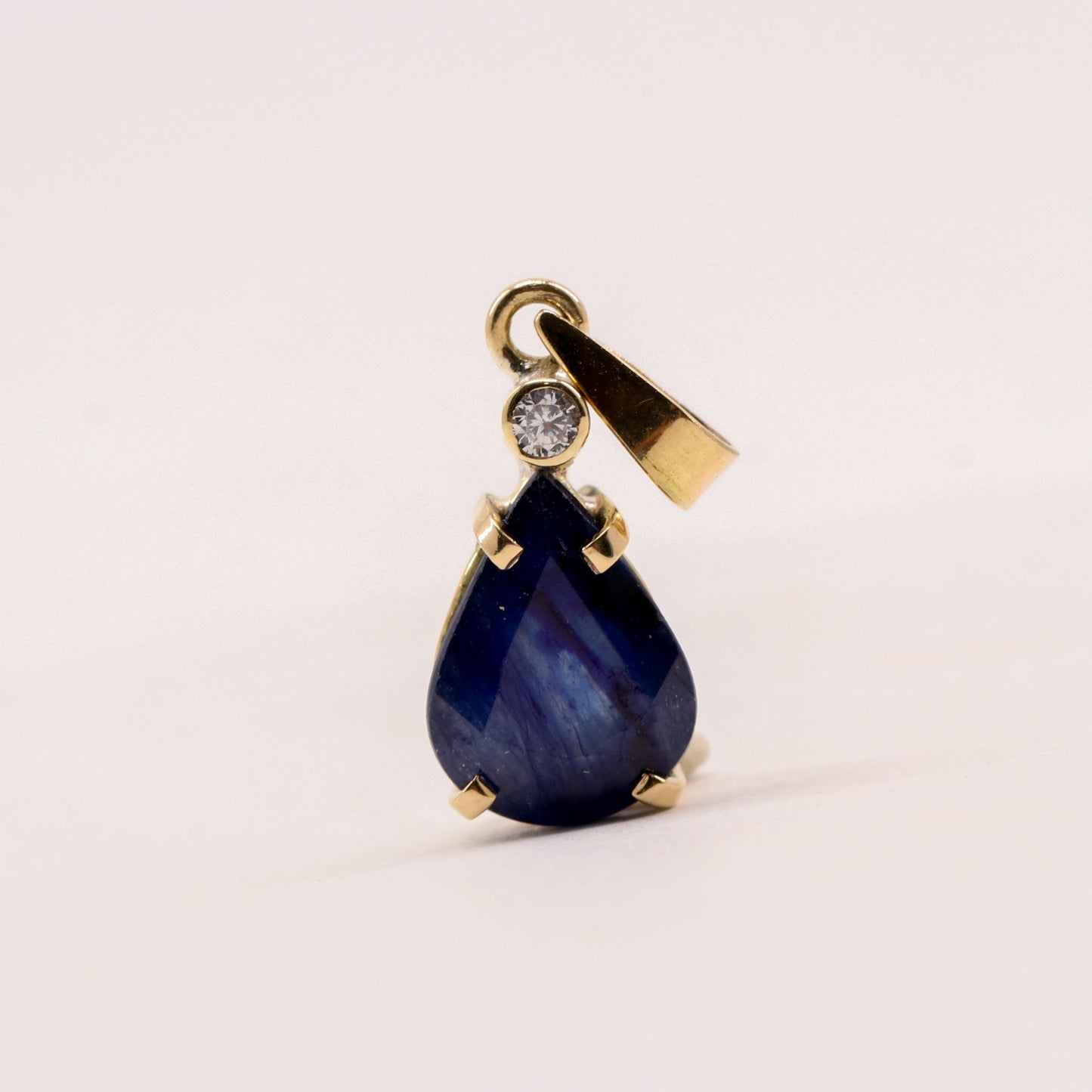 Dije de Zafiro y diamante en oro 18k - Dijes