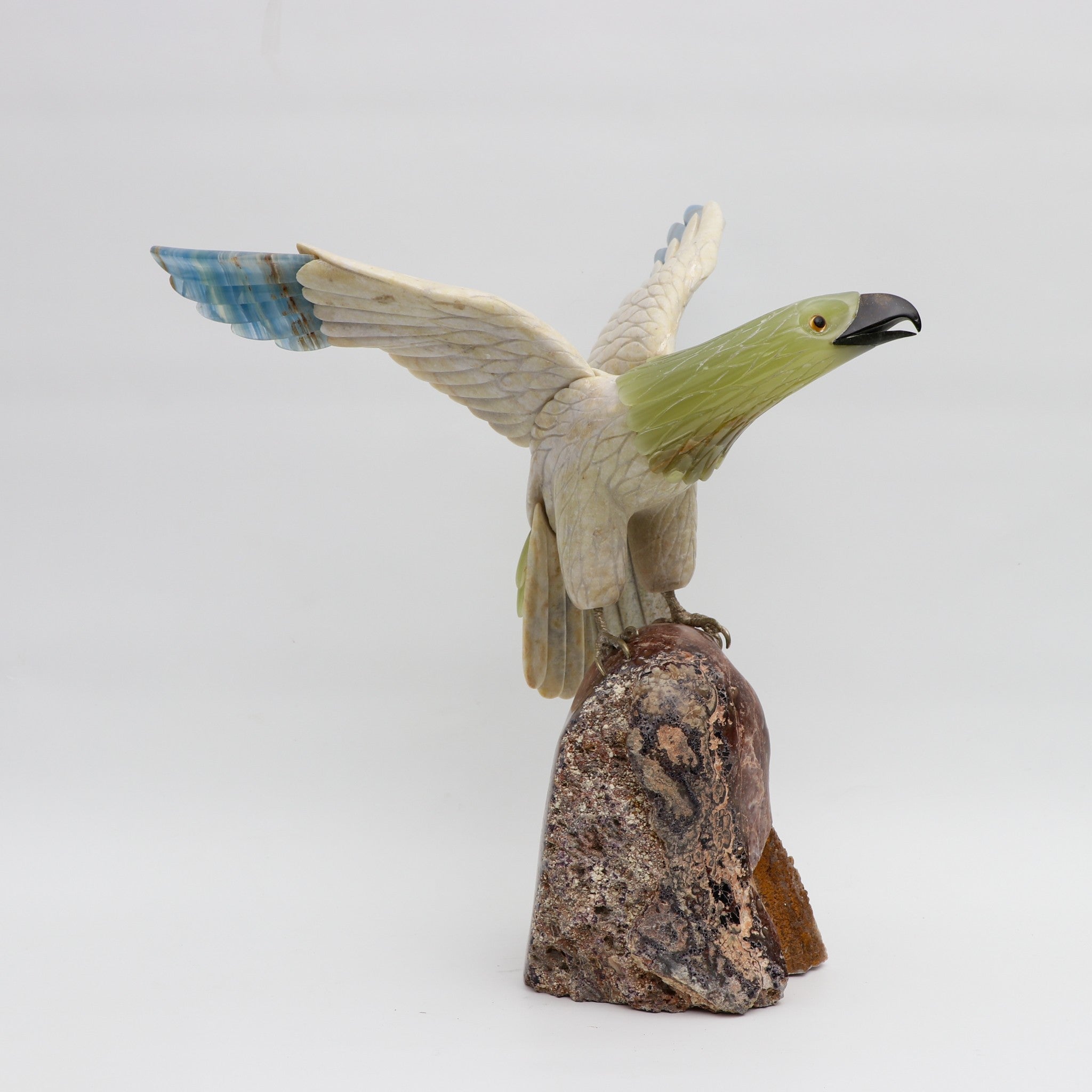 El vuelo soberano - Talla en piedra