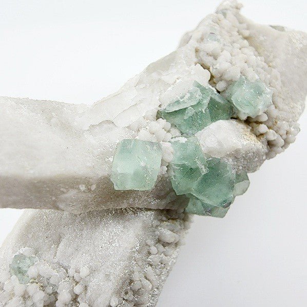 Fluorita Octaédrica sobre punta de Cuarzo - Minerales de colección