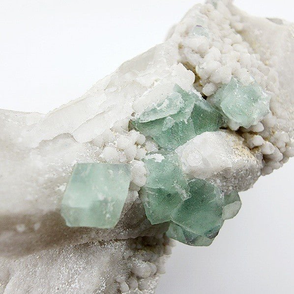 Fluorita Octaédrica sobre punta de Cuarzo - Minerales de colección