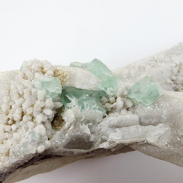 Fluorita Octaédrica sobre punta de Cuarzo - Minerales de colección
