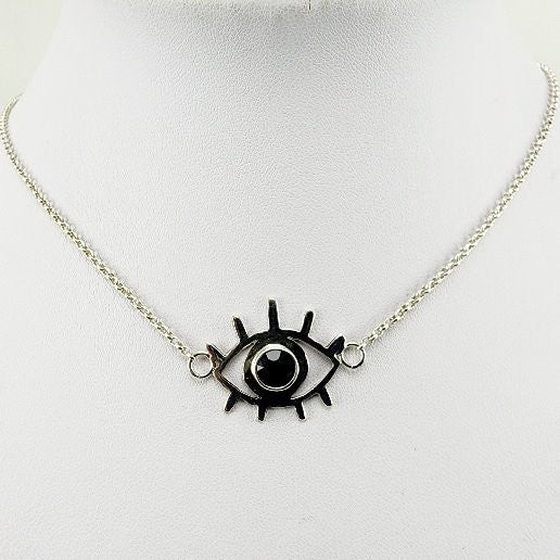 Gargantilla de Ónix Circular en Plata 925 con diseño de ojo turco y cadena mini rolo sobre fondo neutro. - Gargantillas