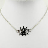 Gargantilla de Ónix Circular en Plata 925 con diseño de ojo turco y cadena mini rolo sobre fondo neutro. - Gargantillas