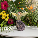 Escultura de Loro en Ónix verde y detalles rosados sobre base de Fluorita violeta - Talla en piedra