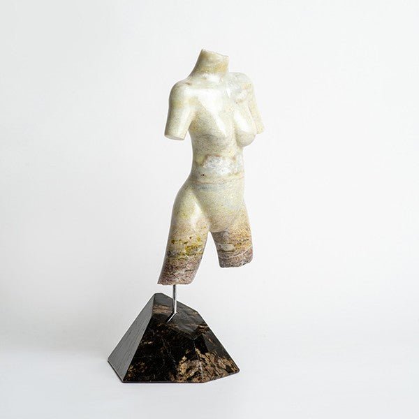 Mujer desnuda - Talla en piedra